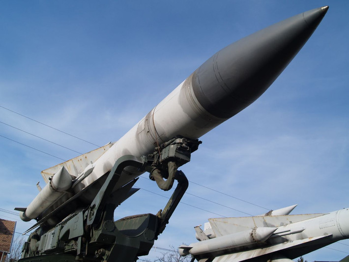 Đa phần các ý kiến đều xoay quanh việc tại sao tên lửa S-200 của Syria lại có thể bắn nhầm vào máy bay của đồng minh trong khi đáng lẽ ra nó phải nhận biết đâu là chiếc Il-20 cũng như đâu là tốp chiến đấu cơ của Israel.