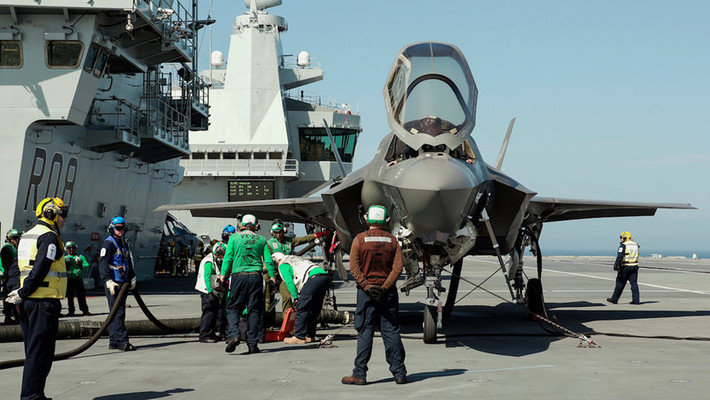 Chương trình F-35 đang bị chỉ trích vì chậm tiến độ và các vấn đề kỹ thuật. Tại Anh, chương trình đóng mới 2 tàu sân bay lớp Queen Elizabeth vấp phải nhiều phản đối từ phe đối lập, những người chế nhạo Hải quân Hoàng gia Anh chế tạo tàu sân bay mà không có máy bay.