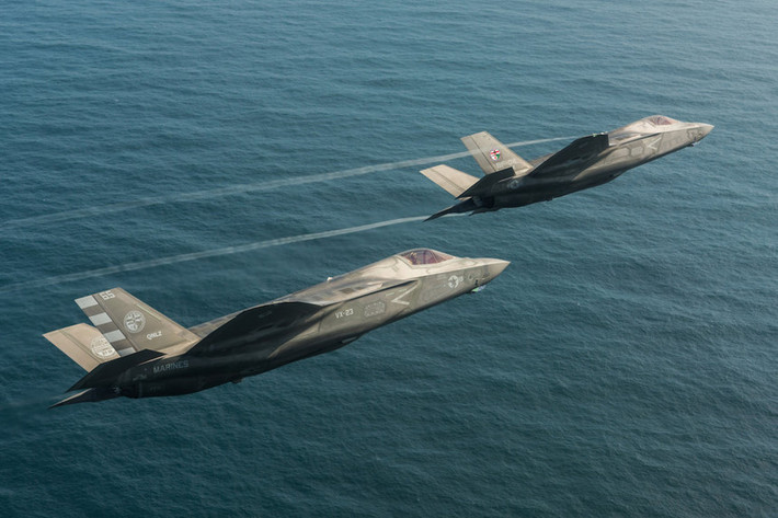 Anh là đối tác chính trong chương trình tiêm kích tiến công kết hợp JSF F-35. Chiếc F-35 đầu tiên của Anh được sản xuất 6 năm trước và tàu sân bay HMS Queen Elizabeth bắt đầu hoạt động từ năm 2017. Nhưng đến nay F-35B mới lần đầu được thử nghiệm trên hàng không mẫu hạm của Anh.