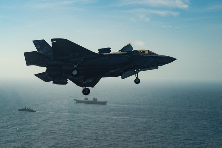 Tàu sân bay HMS Queen Elizabeth có thể mang theo 24 tiêm kích F-35B cùng thủy thủ đoàn 1.400 người. Khi đi vào hoạt động đầy đủ, F-35B sẽ là trụ cột trong sức mạnh tấn công trên biển của Hải quân Hoàng gia.