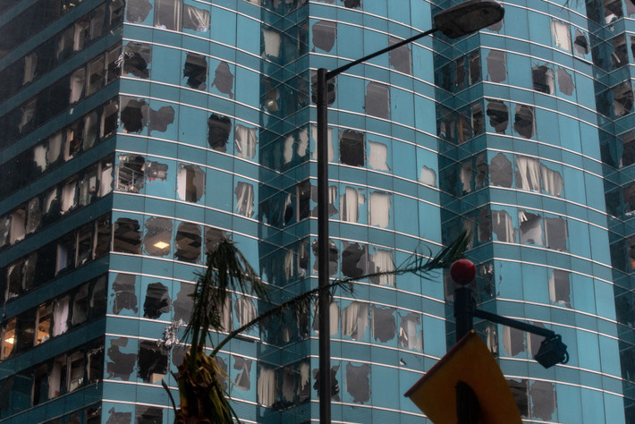 Hong Kong gần như tê liệt vào ngày 16/9 khi siêu bão Mangkhut đổ bộ. Cửa kính nhiều nhà cao tầng vỡ vụn trước sức gió có lúc đạt đến 195 km/h. Đây là cơn bão có sức gió kinh hoàng nhất từng đổ bộ vào Hong Kong kể từ bão Hy vọng năm 1979. Trong ảnh, cảnh tượng tan hoang của tòa cao ốc One Harbourfront chiều 16/9 sau khi cơn bão đi qua. Ảnh: AFP.