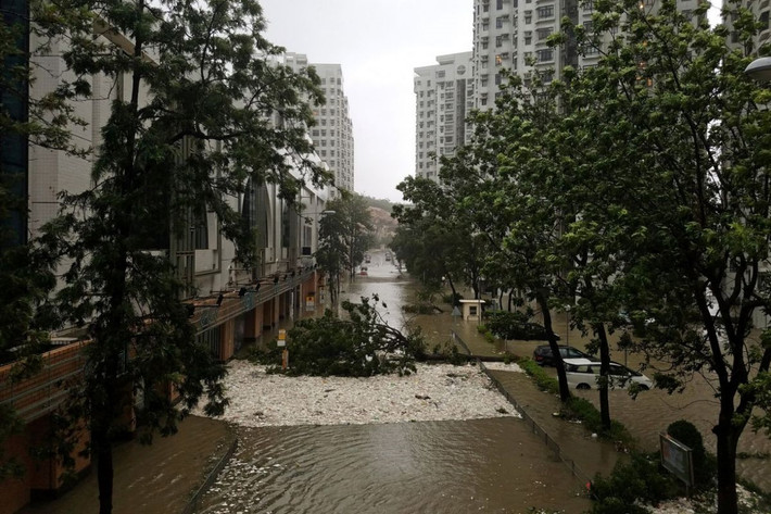 Siêu bão mạnh nhất năm 2018 không trực tiếp đổ bộ vào Hong Kong. Khoảng cách từ tâm bão đến vành đai thành phố lúc ngắn nhất là khoảng 100 km. Tuy nhiên, cơn bão vẫn gây ra nhiều thiệt hại đáng kể cho cơ sở hạ tầng, đường xá, nhà cửa, làm gãy đổ cây cối trên hàng loạt tuyến đường. Nước biển dâng cao ngập vào trong nội ô Hong Kong. Trong ảnh là phố Heng Fa Chuen ngập trong nước biển. Ảnh: Reuters.