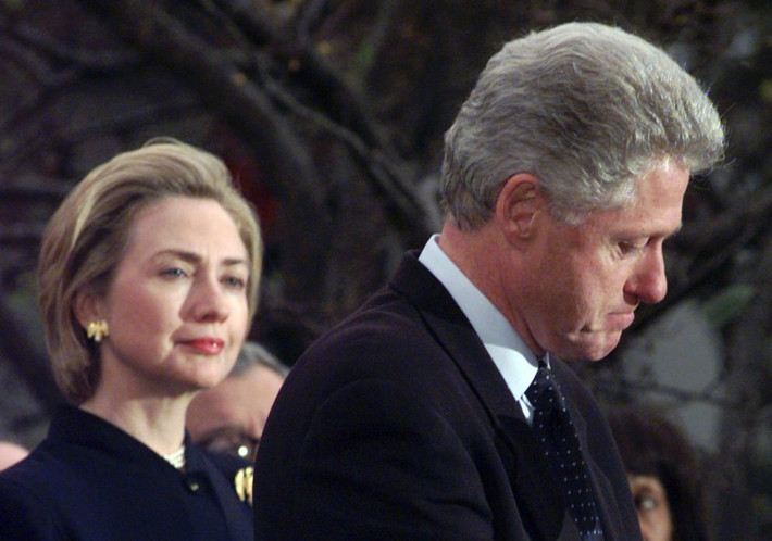 Tổng thống thứ 3 và gần đây nhất của nước Mỹ bị luận tội là Bill Clinton (Tổng thống thứ 42 của nước Mỹ). Tổng thống Clinton bị Hạ viện luận tội vào ngày 19/12/1998 bởi Hạ viện với các cáo buộc khai man và ngăn cản công lý. Tuy nhiên, sau đó Thượng viện tha bổng Tổng thống Clinton trong một phiên bỏ phiếu vào vào ngày 12 /2/1999. Ảnh: CNN.