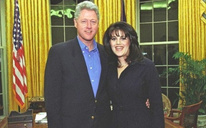 Hầu hết các cáo buộc của Tổng thống Clinton đều xuất phát từ bê bối quấy rối tình dục cô Paul Jones, người từng làm việc cho ông Clinton khi còn làm Thống đốc bang Arkansas. Vụ việc còn đi xa hơn khi người ta phát hiện ra ông Clinton còn có mối quan hệ bất chính với Monica Lewinsky – một thực tập sinh tại Nhà Trắng. Ảnh: maszol.ro.