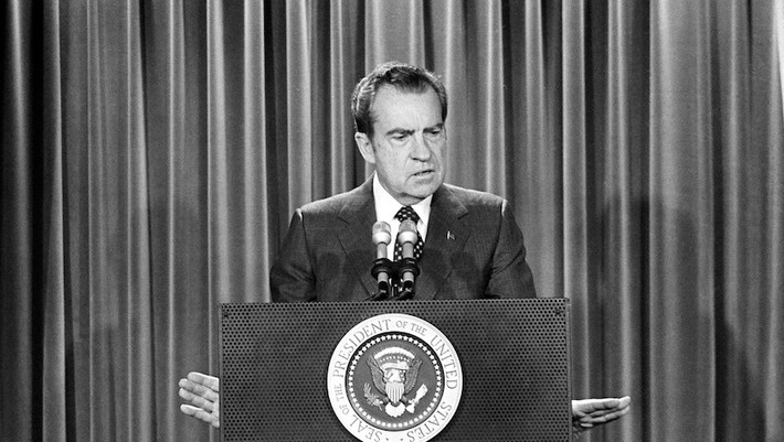 Tổng thống Mỹ thứ hai bị Hạ viện luận tội không ai khác chính là Tổng thống Richard Nixon (Tổng thống thứ 36 và 37 của nước Mỹ) xung quanh vụ bê bối bê bối Watergate trong năm 1973, Tổng thống Nixon mất đi phần lớn ủng hộ chính trị của mình khi bê bối leo thang và dường như không có lối thoát. Ảnh: ocregister.com.