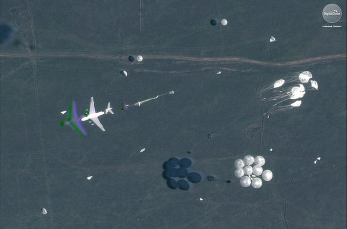 Ở một góc ảnh khác chi tiết hơn vệ tinh của DigitalGlobe ghi lại được cảnh máy bay vận tải chiến lược Il-76 của Nga thả dù các phương tiện chiến đấu, binh sĩ cùng trang thiết bị xuống mặt đất. Nguồn ảnh: DigitalGlobe.