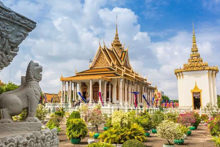 Cung điện hoàng gia Campuchia. Đây là nơi ở của Hoàng gia Campuchia từ khi nó được xây dựng năm 1866. Cung điện ngày nay là nơi thu hút khách du lịch với các điểm nổi bật là Chùa Vàng và ngai vàng của nhà vua.