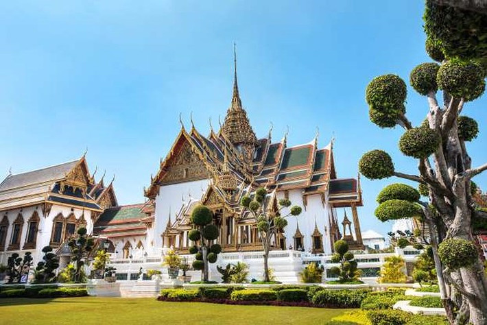 Cung điện Grand, Thái Lan được xây dựng từ năm 1782 và là nơi ở của hoàng gia Thái Lan kể từ đó. Hai nhà vua gần đây nhất của Thái Lan là Bhumibol Adulyadej và Vajiralongkorn đều ở cung điện Dusit Garden, nhưng Cung điện Grand vẫn thường được dùng để tổ chức các sự kiện của Hoàng gia.