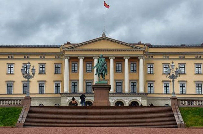 Cung điện Hoàng gia ở Oslo được xây dựng vào nửa đầu thế kỷ 19. Hiện nay, cung điện là nơi ở chính thức của quốc vương Na Uy, trong khi gia đình thái tử sống tại Skaugum ở Asker phía tây Oslo.
