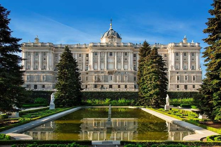 Cung điện Hoàng gia Madrid, là nơi ở chính thức của hoàng gia Tây Ban Nha tại thành phố Madrid. Hiện nay cung điện được sử dụng làm nơi tổ chức các buổi lễ của nhà nước, còn vua Juan Carlos và gia đình hoàng gia sống tại Palacio de la Zarzuela ở ngoại ô Madrid.