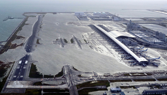 Sân bay quốc tế Kansai ngập trong biển nước, buộc sân bay này tạm thời đóng cửa, với hàng trăm chuyến bay bị hủy bỏ. Ảnh: AP.