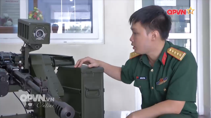 Hầu hết các khẩu đội súng máy 12.7mm dành cho nhiệm vụ phòng không trong quân đội ta hiện nay đều do trắc thủ thao tác trực tiếp bằng tay, việc thao tác trực tiếp gặp rất nhiều khó khăn về điều kiện thời tiết lẫn địa hình, ca trực 24/24 và không có khả năng tác chiến ban đêm. Nguồn ảnh: QPVN.