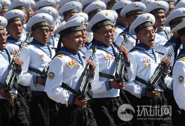 Lễ duyệt binh năm nay cũng cho thấy Quân đội Triều Tiên bắt đầu đưa vào trang bị hoàn toàn súng trường tấn công Type 88 cho các quân binh chủng, thậm chí còn là biến thể cải tiến Nguồn ảnh: huanqiu.com.
