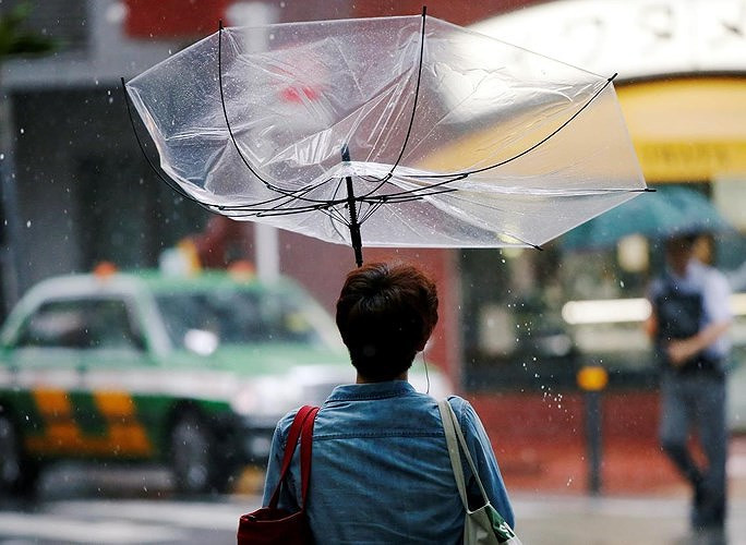 Cơn bão này đã khiến ít nhất 24 người bị thương và hàng chục nghìn hộ gia đình bị mất điện. Ảnh: Reuters