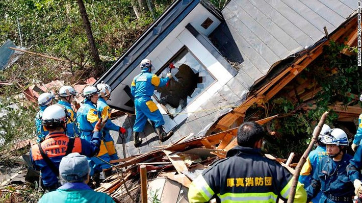 Trong buổi họp báo khẩn diễn ra sáng 6/9, Thủ tướng Nhật Bản Shinzo Abe đã cam kết chính phủ sẽ dốc sức đảm bảo ổn định cuộc sống người dân và khôi phục kinh tế sau thiên tai cũng như trích 61,6 tỷ yên cho hoạt động cứu trợ thiên tai./. Ảnh: CNN