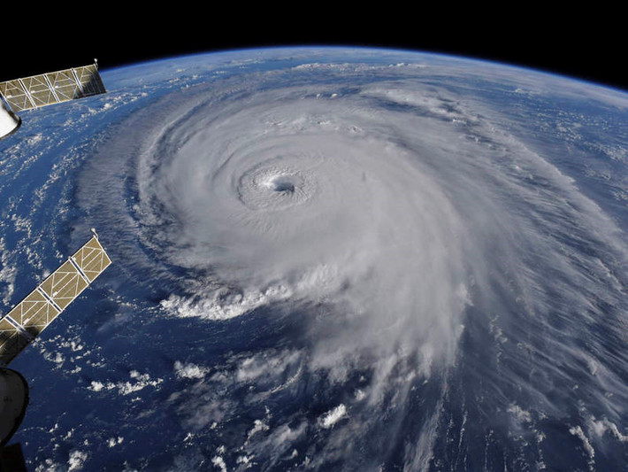 Bão Florence đổ bộ vào bang North Carolina, Mỹ, hôm 14/9. Tới ngày 15/9, bão Florence đã khiến ít nhất 13 người thiệt mạng tại Mỹ, hơn 1 triệu người phải sống trong cảnh mất điện. Bão Florence được dự đoán sẽ tiếp tục di chuyển chậm dọc bờ Đông nước Mỹ trước khi trở lại Đại Tây Dương vào ngày 19/9. Ảnh: AFP.