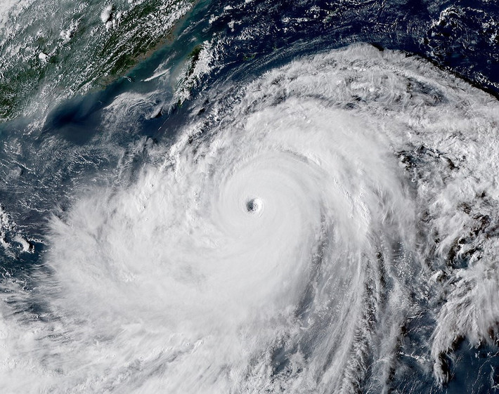 Hôm 15/9, siêu bão Mangkhut đổ bộ đảo Luzon, Philippines. Hoàn lưu của bão Mangkhut, ước tính rộng hơn 900 km, bao trùm toàn bộ hòn đảo với 48 triệu dân sinh sống. Tâm bão Mangkhut di chuyển qua khu vực sinh sống của hơn 4 triệu người, trong khi 10 triệu người sống trong vùng ảnh hưởng nguy hiểm của bão. Ảnh: Cơ quan Khí tượng Nhật Bản.