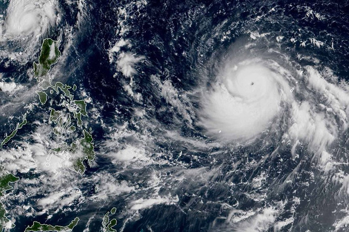 Hình ảnh siêu bão Mangkhut, cơn bão mạnh nhất trong năm 2018. Mangkhut ban đầu là một vũng nhiễu động nhiệt đới hình thành hôm 5/9 tại khu vực phía Nam Thái Bình Dương. Chỉ trong vài ngày, nó mạnh lên thành áp thấp nhiệt đới, và sau đó là bão nhiệt đới hôm 11/9. Khi đi vào vùng biển phía Đông Philippines, sức mạnh bão Mangkhut đạt cấp 5, với gió giật mạnh hơn 330 km/h. Ảnh: Cơ quan Khí tượng Nhật Bản.