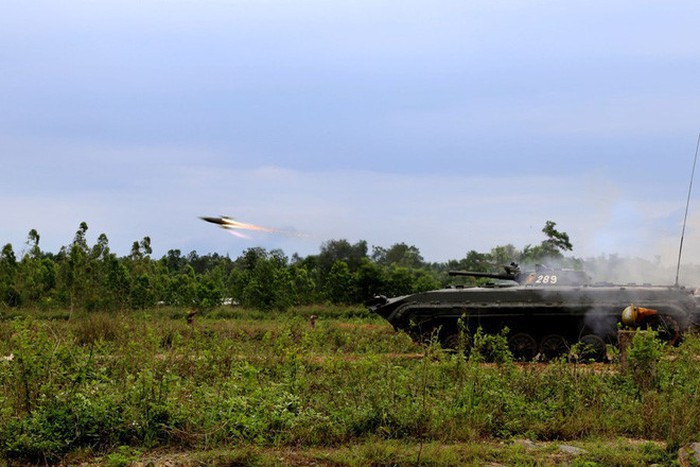 Hỏa lực chính của BMP-1 là pháo nòng trơn 2A28 Grom cỡ 73mm, bắn các đạn giống như súng chống tăng không giật SPG-9 Kopye. Với bộ binh đi bộ (mang vác), SPG-9, hay các loại súng chống tăng không giật (DKZ) nói chung là hỏa lực cấp tiểu đoàn và trung đoàn bộ binh.