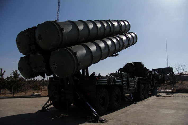 Theo TASS, hệ thống radar của S-400 có thể phát hiện ra các mục tiêu ở khoảng cách 600 km, cao 40-50km. Tên lửa đất đối không 48N6E3 tích hợp kèm với S-400 có thể hạ gục các mục tiêu khí động học ở độ cao từ 10.000-27.000 m và các mối đe dọa tên lửa đạn đạo ở độ cao 25.000 m.