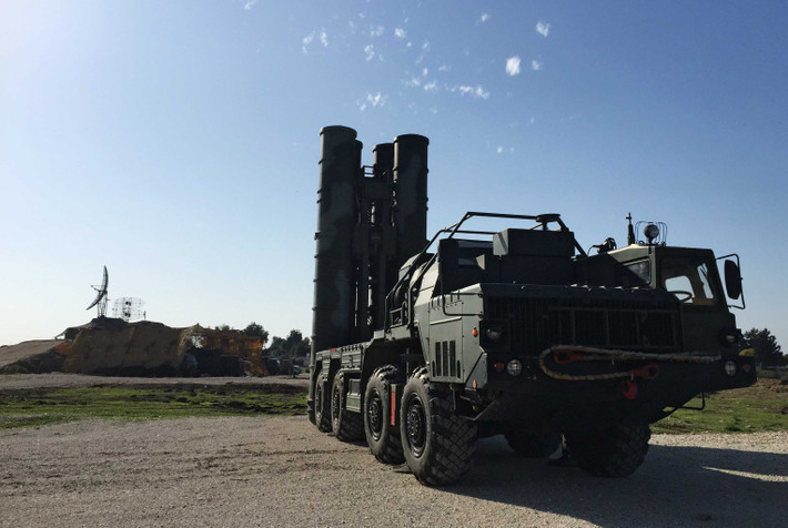 Hệ thống S-400 có khả năng đánh chặn các dòng tên lửa đạn đạo có tốc độ bay tới 5.000 m/giây; tầm bắn 400km (tăng gấp đôi so với S-300), chiều cao 60km (tăng gấp đôi so với S-300); hiệu suất chiến đấu tăng 2,5 lần… đủ khả năng đối phó cao với các mục tiêu bay giá trị như AWACS, máy bay đối kháng điện tử, máy bay tàng hình…