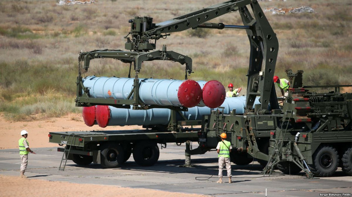 Sự khác biệt giữa S-400 với các phiên bản S-300 trước chủ yếu là những cải tiến sâu hơn về các thiết bị điện tử cùng với việc triển khai thêm 4 loại tên lửa mới cho hệ thống, giúp người sử dụng có thể tùy chỉnh các tên lửa mang theo nhằm tăng khả năng tác chiến chống lại các thể loại mục tiêu nhất định.