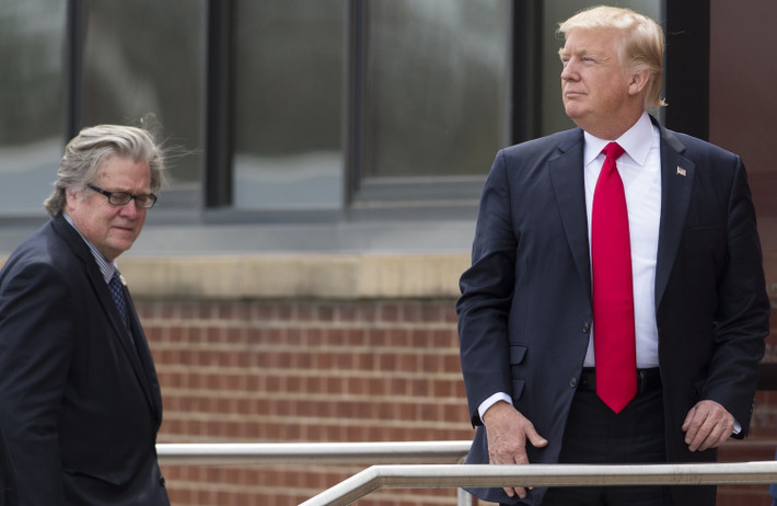 Tuy nhiên, sinh mệnh chính trí của ông Bannon nhanh chóng bị dập tắt chỉ sau 7 tháng Tổng thống Trump cầm quyền, khi chiến lược gia này bất ngờ bị sa thải vào tháng 8/2017. Khi chiến lược kinh tế mang màu sắc chủ nghĩa dân tộc của ông Bannon không phù hợp với quan điểm của nhóm cố vấn ủng hộ tự do thương mại chiếm đa số tại Nhà Trắng. Ảnh: Foreign Policy.