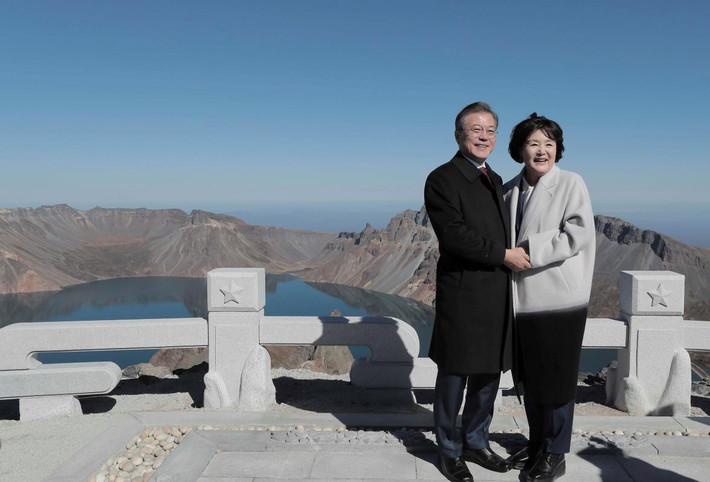 Cha mẹ ông Moon Jae In rời Triều Tiên trong cuộc chiến năm 1950-1953, không lâu trước khi sinh ông ở Hàn Quốc vào năm 1953. "Sau khi thống nhất hòa bình, việc đầu tiên mà tôi sẽ làm là đưa người mẹ nay đã 90 tuổi của tôi trở về thăm quê hương", ông nói trong cuốn sách xuất bản năm 2017. Ảnh: Reuters.