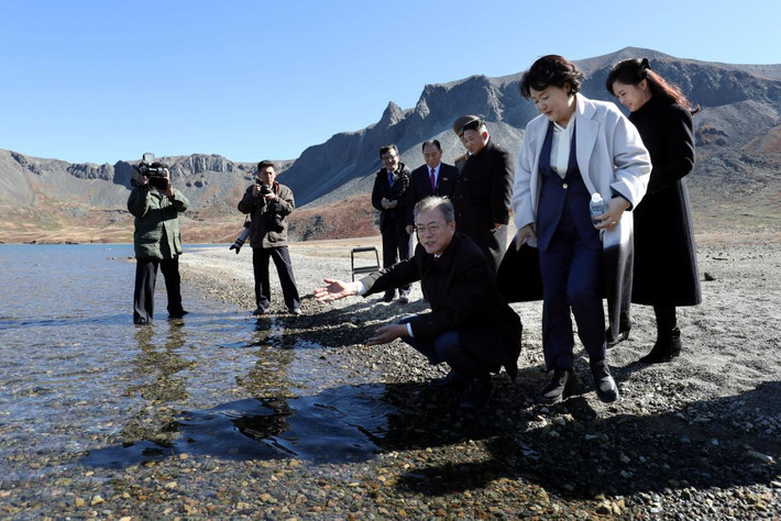 Tổng thống Moon Jae In nổi tiếng thích leo núi và từng hai lần đi bộ ở Himalaya. Từ lâu, ông đã bày tỏ rằng việc leo núi Paekdu (còn có phiên âm là "paektu" hay "baekdu"), còn gọi là núi Trường Bạch theo người Trung Quốc, là một "giấc mơ chưa trở thành sự thật". Ảnh: Reuters.