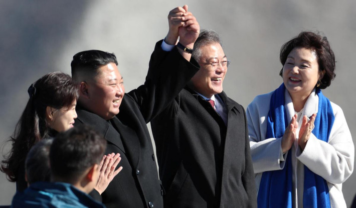 Một bài báo đăng ngày 26/12/1980 trên tờ báo chính thức của Triều Tiên Rodong Sinmun gọi núi Paekdu là "ngọn núi linh thiêng của cách mạng" do ông Kim Nhật Thành dẫn dắt "trong khói lửa của cuộc chiến đấu 20 năm gian khổ chống Nhật". Ảnh: Reuters.