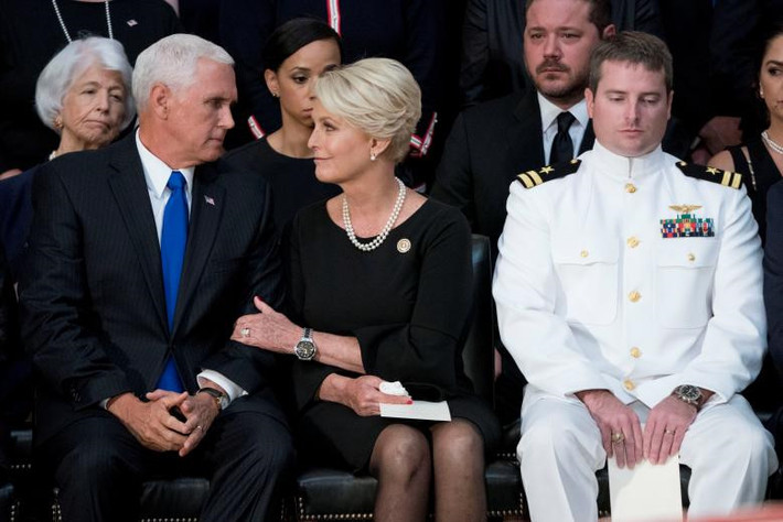 Phó tổng thống Mỹ Mike Pence, đại diện cho Tổng thống Trump, tham dự buổi lễ tại Điện Capitol. "Tổng thống đề nghị tôi có mặt tại đây, đại diện cho sự biết ơn của dân tộc, gửi sự tri ân và kính trọng tới người đàn ông đã dành cả cuộc đời phục vụ đất nước", Phó tổng thống Pence phát biểu tại buổi lễ. Trong ảnh, góa phụ Cindy McCain trò chuyện cùng Phó tổng thống Pence, bên cạnh là truy úy Jack McCain, con trai ông McCain. Ảnh: Reuters.