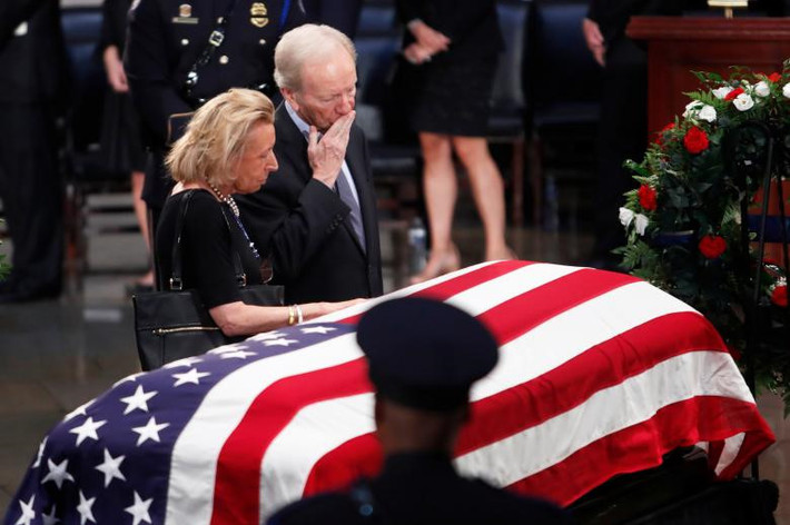 Thượng nghị sĩ Joe Lieberman và phu nhân nói lời từ biệt John McCain. Ảnh: Reuters.