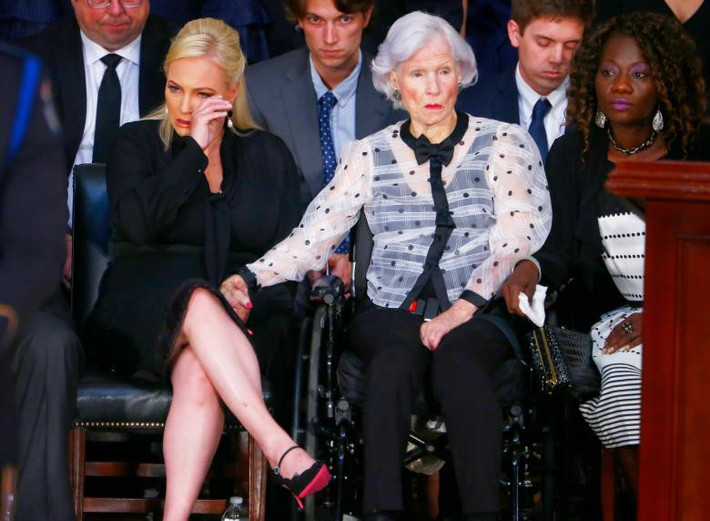 Bà Roberta và Meghan McCain, con gái cố TNS John McCain, trong buổi lễ.