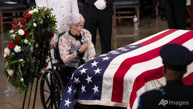 Xuất hiện bên linh cữu của ông McCain là người mẹ, năm nay đã 106 tuổi, Roberta. Bà McCain tỏ ra mạnh mẽ và liên tục động viên các thành viên gia đình trong lễ buổi lễ hôm 31/8. Viết về người mẹ, McCain từng miêu tả bà Roberta là một phụ nữ "mạnh mẽ và quyết đoán". Ảnh: AP.