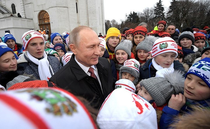 Tổng thống Nga Putin vui vẻ mỉm cười với các em nhỏ tham gia bữa tiệc mừng Năm mới ở điện Kremlin năm 2017. Ảnh: Kremlin