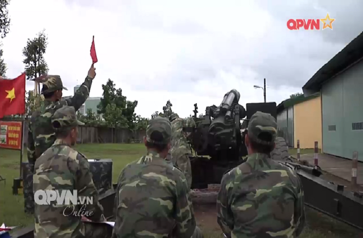 Về lai lịch của M114, đây là dòng pháo kéo hạng nặng được Quân đội ta đưa vào trang bị từ sau năm 1975 và hoạt động liên tục cho tới tận ngày nay. Tuy nhiên, do một số hạn chế về khả năng duy trì tình trạng chiến đấu của M114 nên mẫu pháo này không nằm trong lực lượng pháo binh chủ lực của Việt Nam. Nguồn ảnh: QPVN.