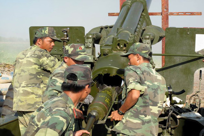 Hình ảnh các pháo thủ của Đại đội pháo binh 8, Lữ đoàn pháo binh 572, nạp đạn M107 cho khẩu pháo M114, trong một đợt diễn tập vào năm 2015 hình ta có thể thấy để vận hành tổ đội pháo này cần tới 7 pháo thủ. Nguồn ảnh: Báo Bình Định.