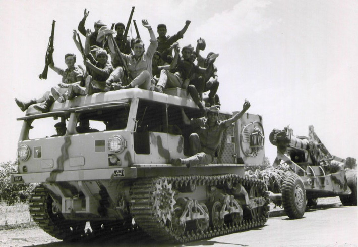 Lập quốc từ năm 1948, Israel luôn duy trì chế độ quân sự bắt buộc đối với cả nam lẫn nữ trong suốt lịch sử của quốc gia này. Và trong tay Tel Aviv luôn có đội quân dự bị hơn 1.5 triệu người được huấn luyện quân sự bài bản, bất cứ lúc nào cũng thể được gọi trở lại quân ngũ. Nguồn ảnh: Haaretz.