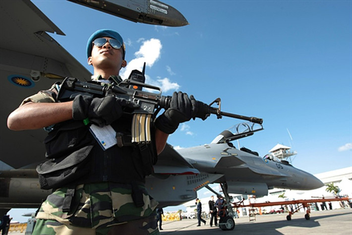Nhận định được nói đến trong bài viết đăng tải trên trang Defense News cho biết, do bị EU và Mỹ áp dụng một loạt biện pháp trừng phạt và cắt đứt các kênh phân phối quan trọng của ngành công nghiệp quốc phòng, Nga đang cố gắng để tăng cường sự hiện diện của mình trên thị trường vũ khí trong khu vực châu Á.