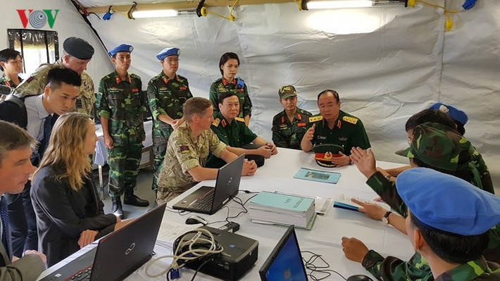 Thượng tướng Phạm Ngọc Minh, Phó Tổng Tham mưu trưởng Quân đội nhân dân Việt Nam, Phó Ban chỉ đạo Bộ Quốc phòng về hoạt động Gìn giữ hòa bình LHQ cùng với các chuyên gia nước ngoài tại một buổi đánh giá công tác huấn luyện.