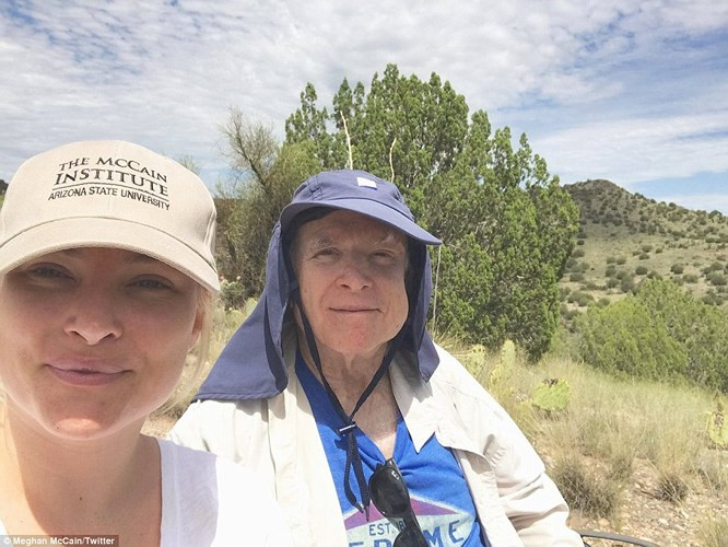 Meghan đăng bức ảnh chụp cùng ông McCain lên Instagram của cô kèm lời chúc nhân Ngày của Cha trước khi ông qua đời khoảng 2 tháng.
