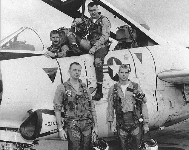 Ảnh chụp năm 1965 cho thấy McCain (đứng ngoài cùng bên phải) và đồng đội được huấn luyện bay để tham gia cuộc chiến tranh của Mỹ ở Việt Nam.
