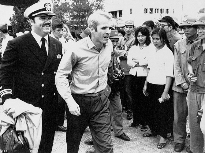 Ngày 14/3/1973, McCain (giữa) cùng nhiều tù binh Mỹ được trả tự do theo thỏa thuận ngừng bắn giữa 2 chiến tuyến.