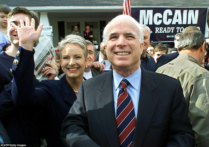 Năm 2000, McCain và vợ vận động tranh cử vị trí ứng viên Tổng thống đại diện cho đảng Cộng hòa nhưng thất bại trước ông George W. Bush.
