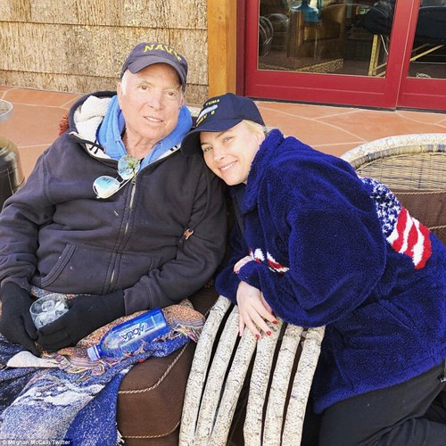 Meghan và cha chụp cùng nhau ngày 18/3/2018, khi ông McCain đã biết mình bị ung thư.