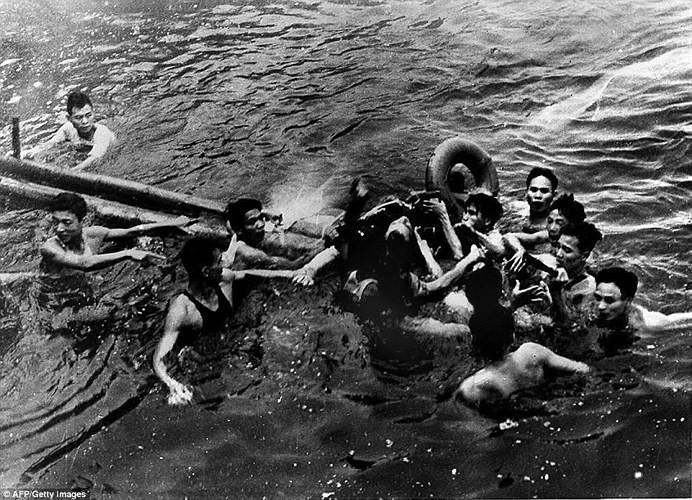 Ngày 26/10/1967, cường kích A-4 Skyhawk của McCain bị bắn rơi xuống hồ Trúc Bạch ở Hà Nội và ông (ở giữa) trở thành tù binh chiến tranh ở Hỏa Lò.