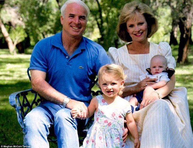 Trước khi sang Việt Nam, McCain đã có một người vợ tên Carol nhưng họ li dị năm 1979 và ông cưới bà Cindy Lou Hensley, con gái một doanh nhân thành đạt, năm 1980. Họ có 1 cô con gái đầu lòng tên Meghan (thứ 2 từ trái sang), 2 cậu con trai là John Sidney IV (Jack, trong ảnh) SN 1984 và James SN 1988 cùng một cô con gái nuôi gốc Bangladesh tên Bridget.