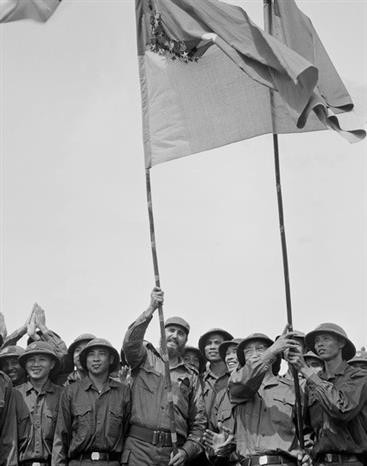 Lãnh tụ Cuba Fidel Castro phất cao lá cờ truyền thống của Đoàn Khe Sanh, Quân giải phóng Trị Thiên - Huế (Quảng Trị, ngày 15/9/1973). Ảnh: TTXVN.