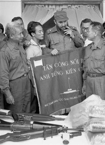 Lãnh tụ Fidel Castro nhận tặng phẩm của UBND Cách mạng tỉnh Quảng Trị (Tháng 9/1973). Ảnh: TTXVN.