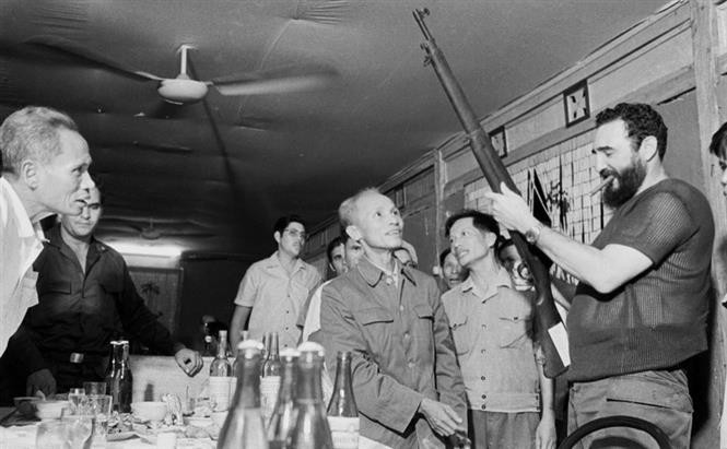 Bí thư Đảng ủy Vĩnh Linh Trần Đồng tặng đồng chí Fidel Castro, Bí thư thứ nhất Ban Chấp hành Trung ương Đảng Cộng sản Cuba, Thủ tướng Chính phủ Cách mạng Cuba khẩu súng trường của đồng chí Hồ Đức, dân quân người dân tộc Vân Kiều, chỉ bằng 2 viên đạn đã bắn rơi 1 máy bay lên thẳng của Mỹ. Ảnh: TTXVN.